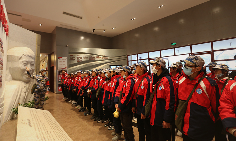 Visit the Exhibition Hall of Comrade Shen Hao's Advanced Deeds