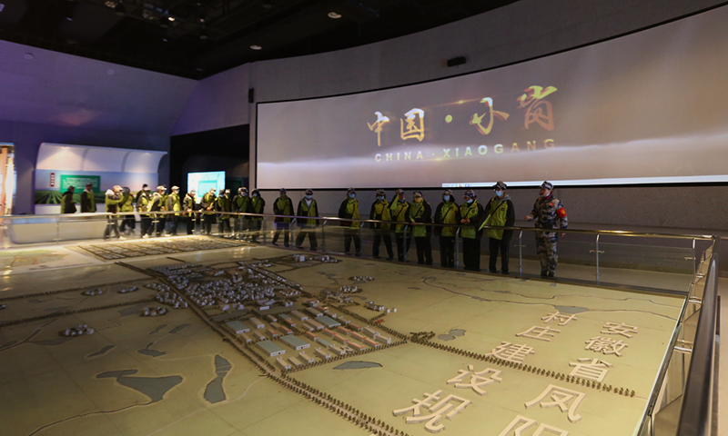 参观大包干纪念馆